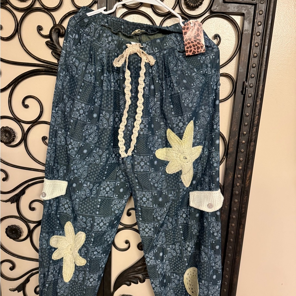 POL Paisley Drawstring Pants in Blue and Cream
